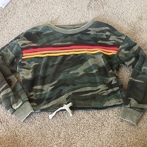 Cropped camo M/10-12 crewneck
